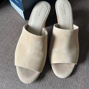 New in Box COLE HAAN Daina MT OT Il Stacked Heel Mule Tannin Suede 9B/39.5